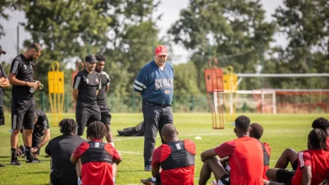 Le football en deuil : hommage à Roland Courbis 